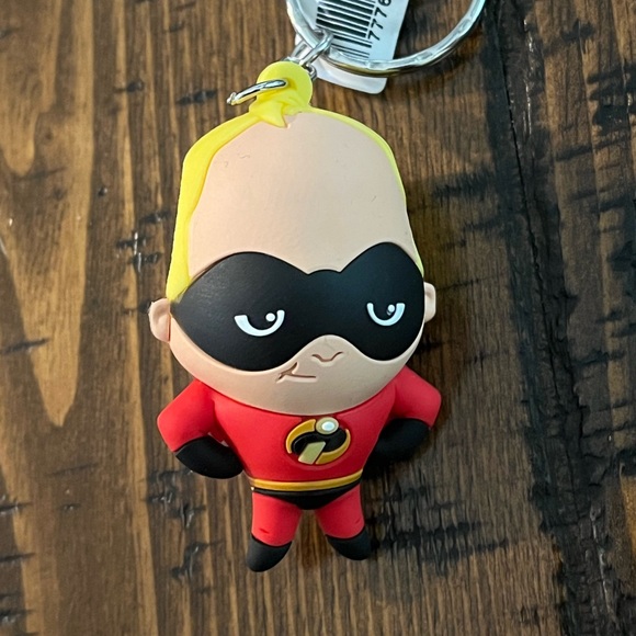 DISNEY The Incredibles Keychain!! BNWT - Picture 1 of 5